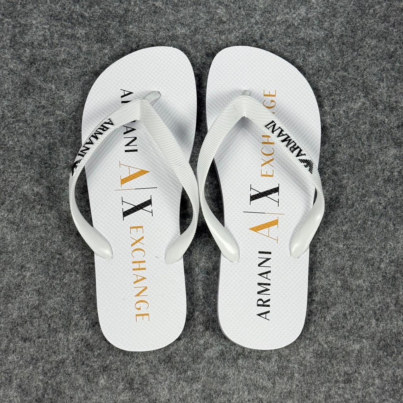Chinelo Armani Logo dourada